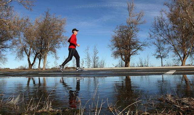 Eric Greager of Richland runs through Columbia Park in Kennewick in 2014. 